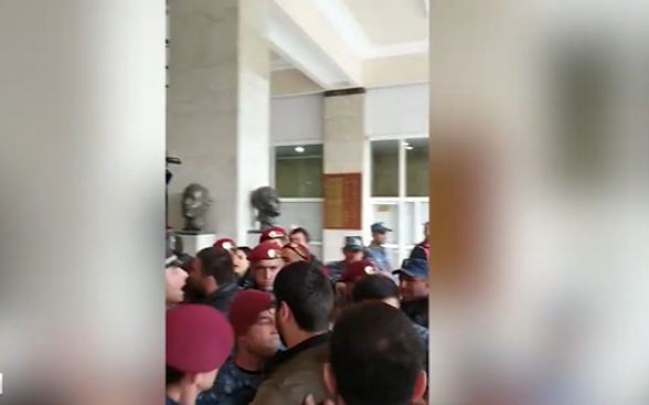 Напряженная обстановка в ЕГУ: полицейские подвергают участников акции приводу (видео)